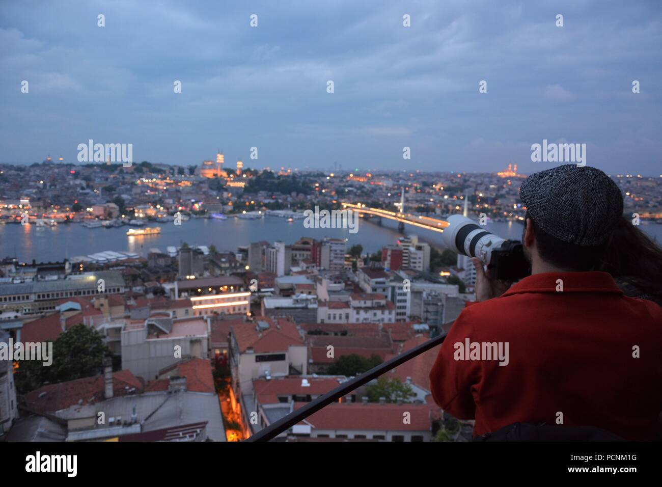 Leute Beobachten und Fotografieren von Golden Horn bei Sonnenuntergang vom Galata-Turm, Istanbul Stockfoto