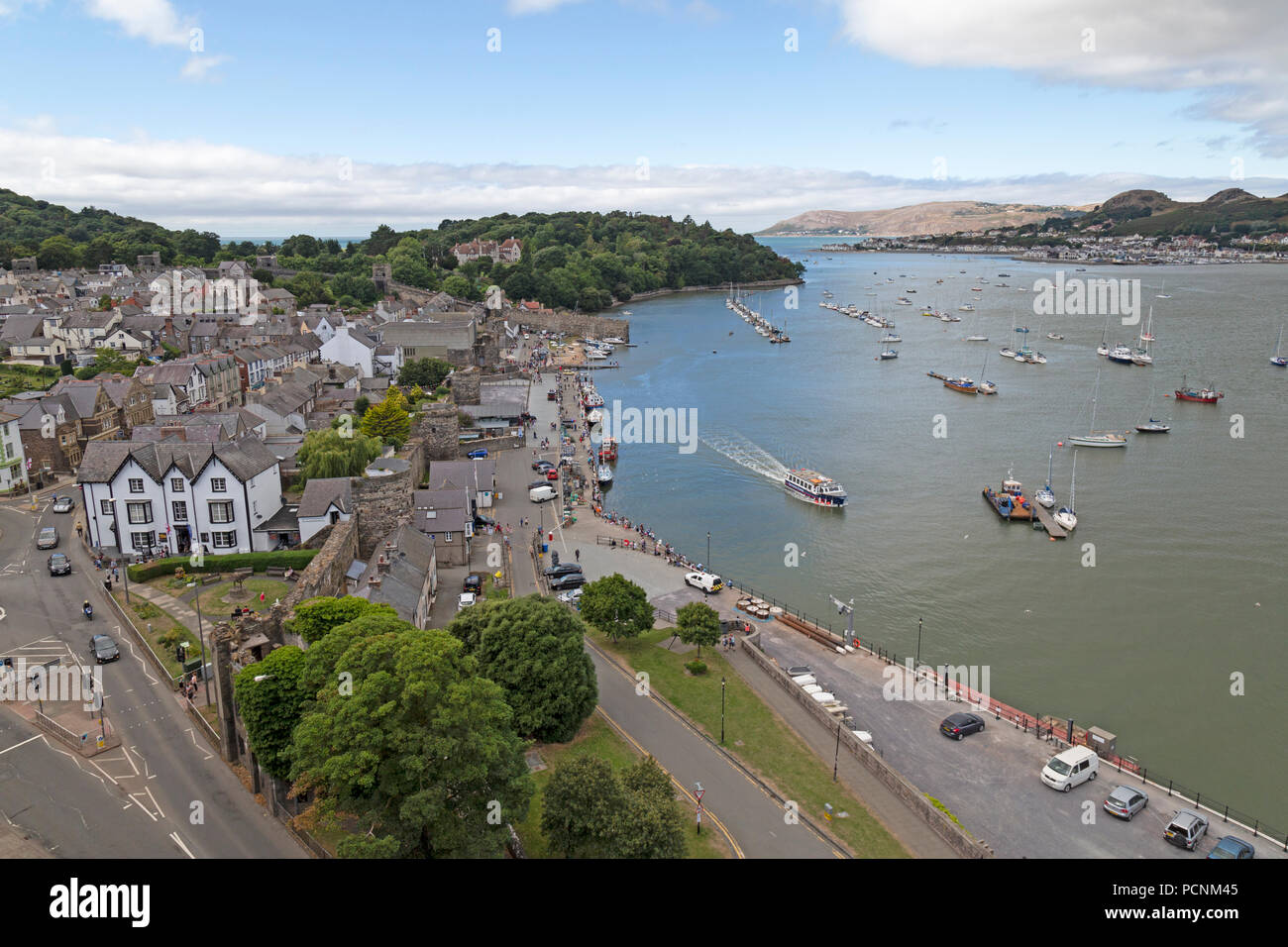 Die Aussicht von oben von Conwy Castle in Nord-Wales, mit Blick auf den Hafen, die Stadt und den Fluss Conwy Conwy Stockfoto