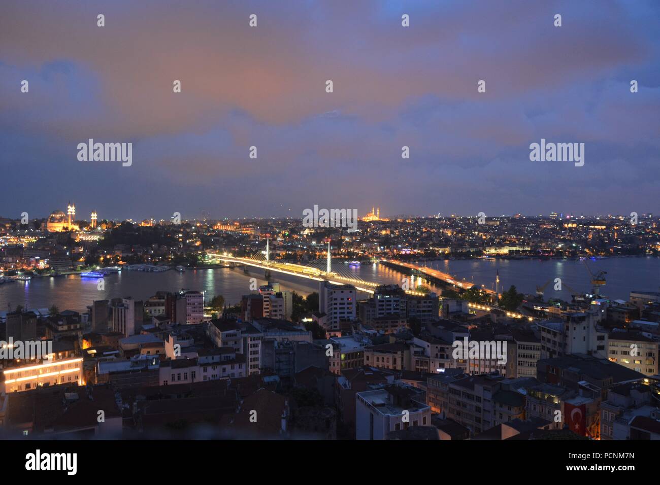 Golden Horn Blick vom Galataturm in der Dämmerung Stockfoto