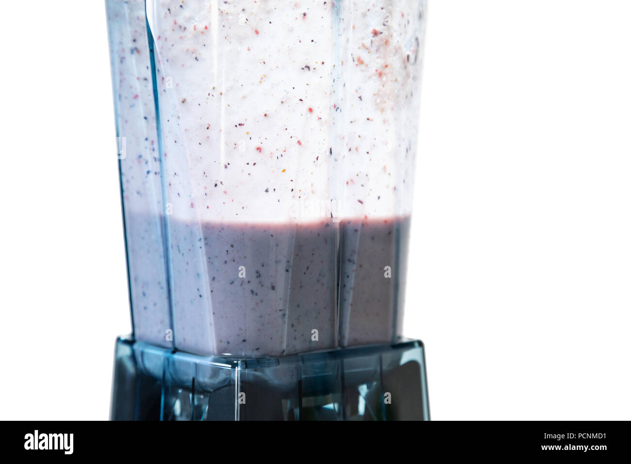 Berry Smoothie in Blender mit weißem Hintergrund. Stockfoto