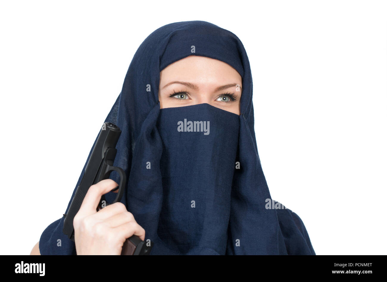 Die muslimische Frau im schwarzen Kleid vor einem dunklen Hintergrund Stockfoto