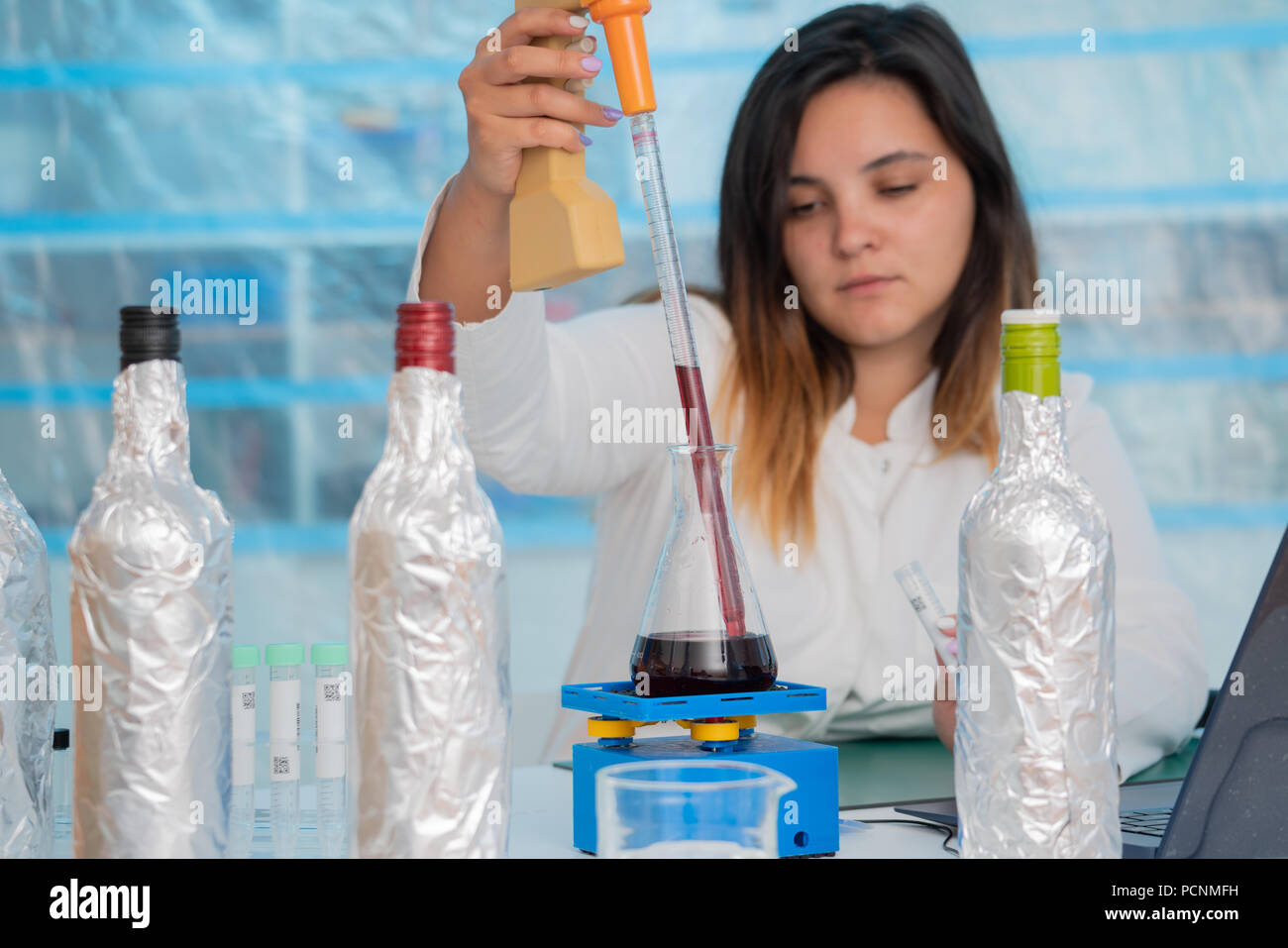 Junge weibliche Techniker im Labor für Qualitätskontrolle von Wein Qualitätsprüfung Stockfoto