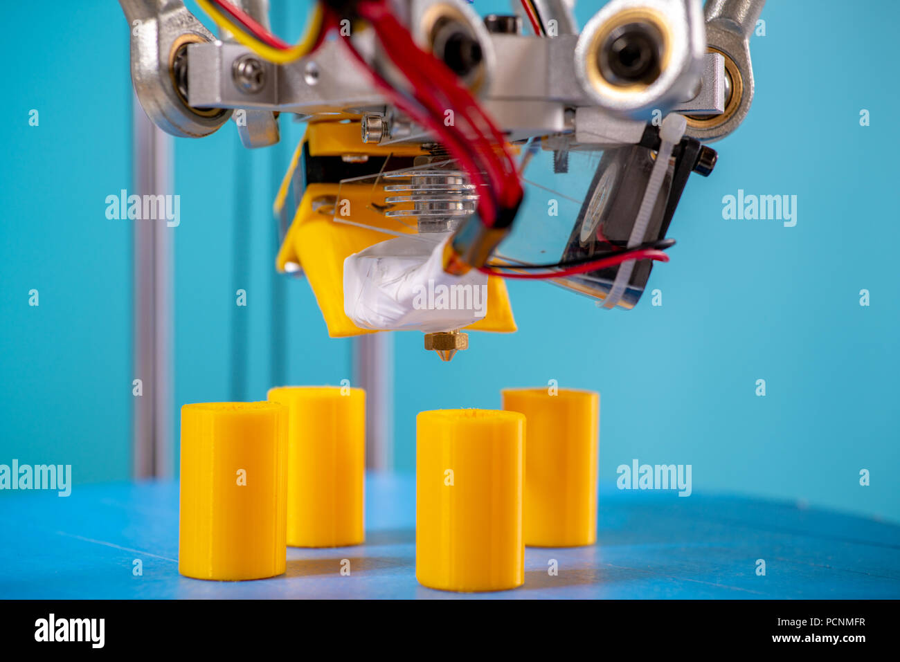 Drucken orange Teilen auf ein 3D-Drucker im Druckprozess Stockfoto