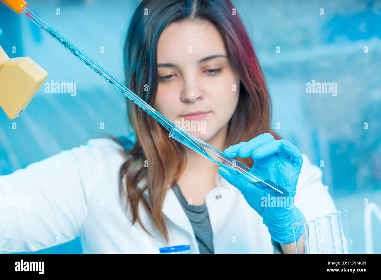 Technikerin im medizinischen Labor, Krankenhaus Petrischale Test Stockfoto