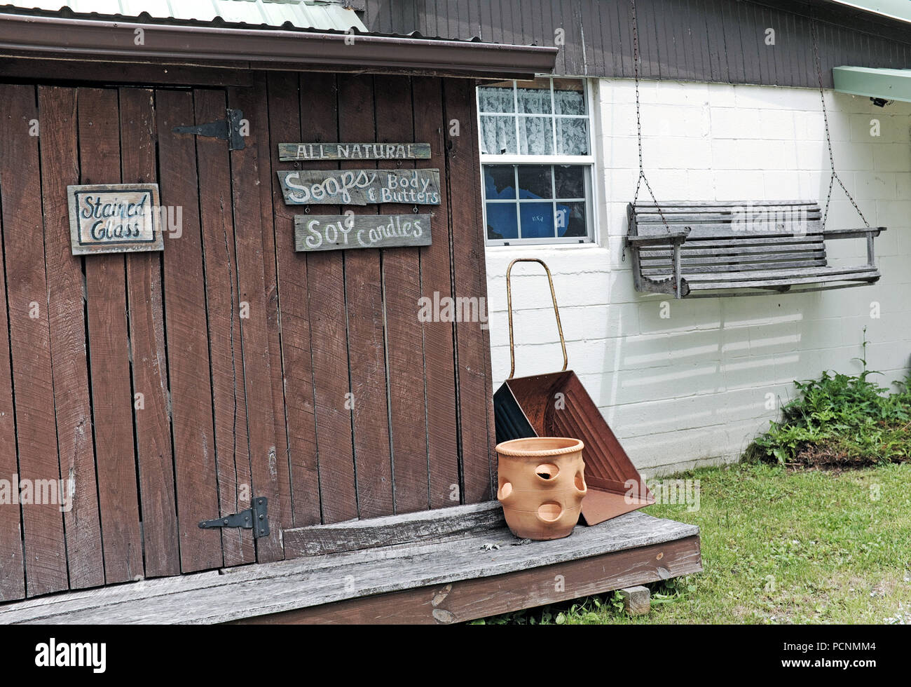 Einfache rustikale Exterieur eines unabhängigen Shop in Ohio Amish Country. Stockfoto