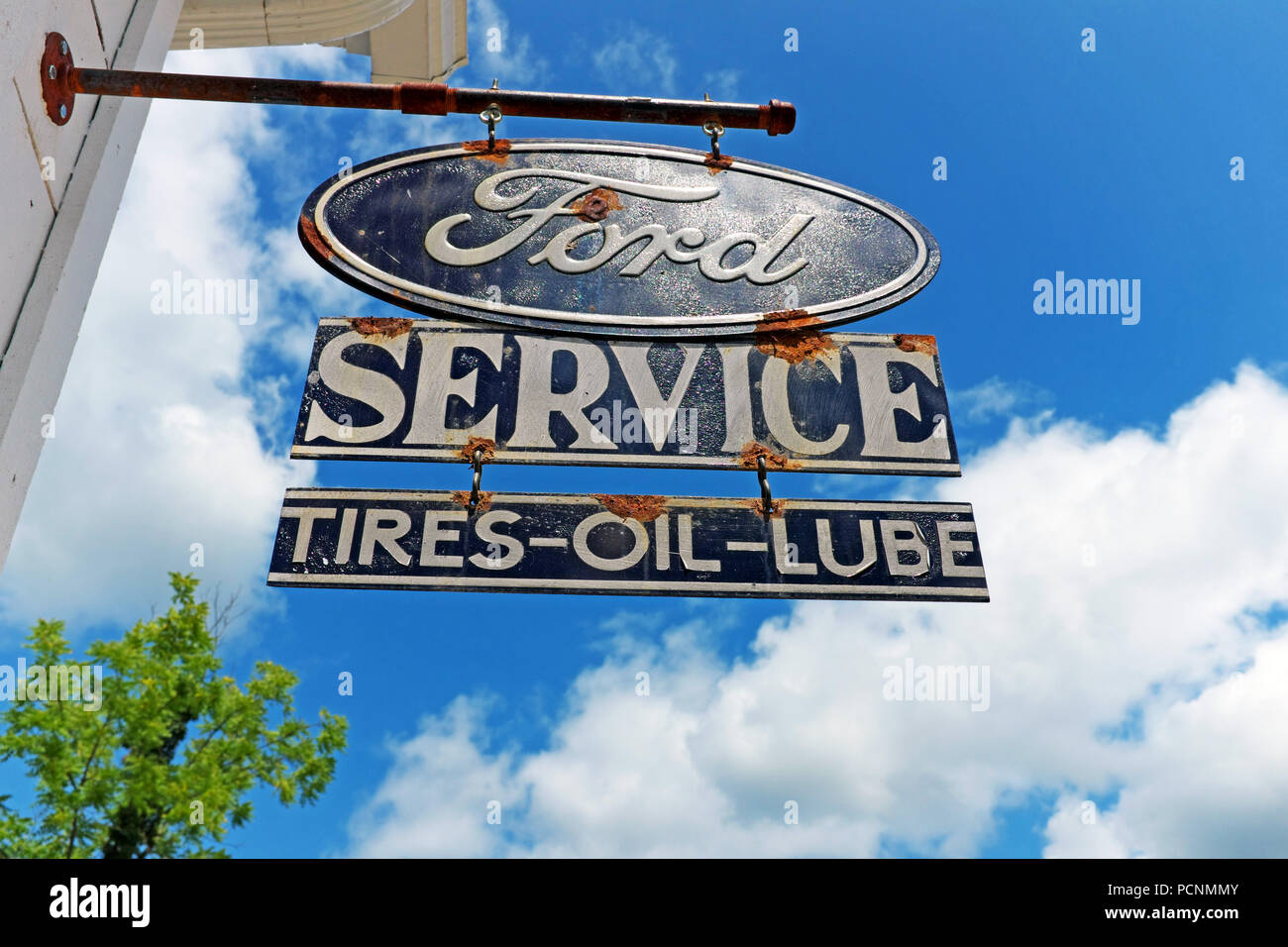 Altmodische authentisches Zeichen hängt von einer Garage in Mesopotamien, Ohio Ankündigung "Ford Service Tires-Oil-Lube' Stockfoto