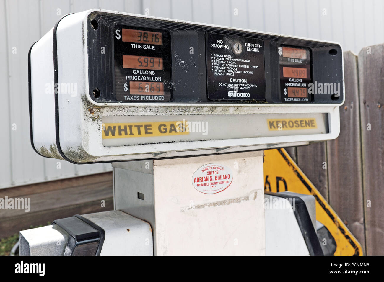 Outdoor White Gas- und Kerosin kommerzielle Dual-Kraftstoffpumpe in Ohio Amish Country mit Preis pro Gallone und gezahlte Steuern gezeigt. Stockfoto