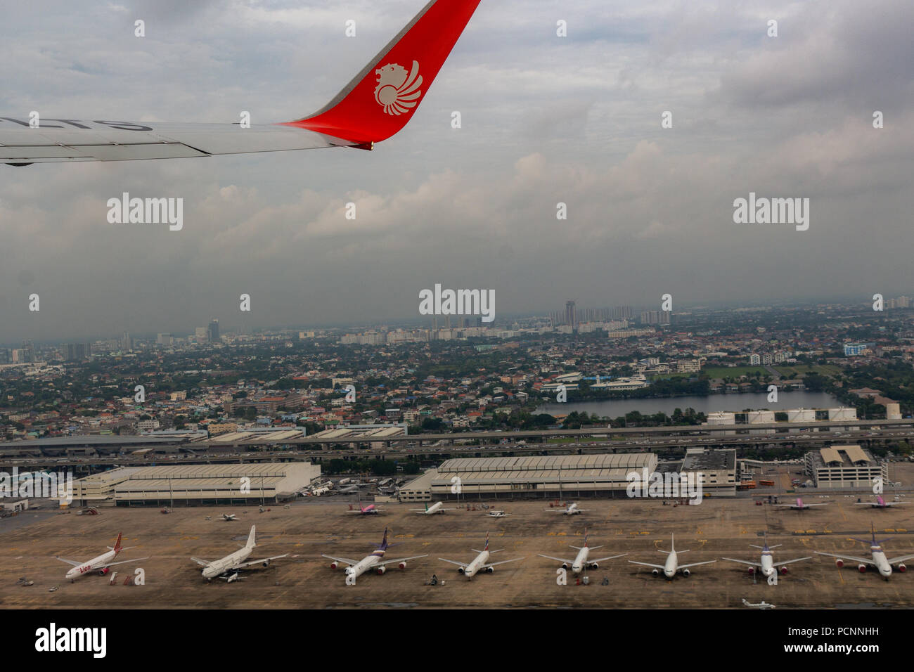 Bangkok, Thailand - 30 April, 2018: Flugzeuge bei Don Mueang airport von einem Lion Air Flug gesehen geparkt Stockfoto
