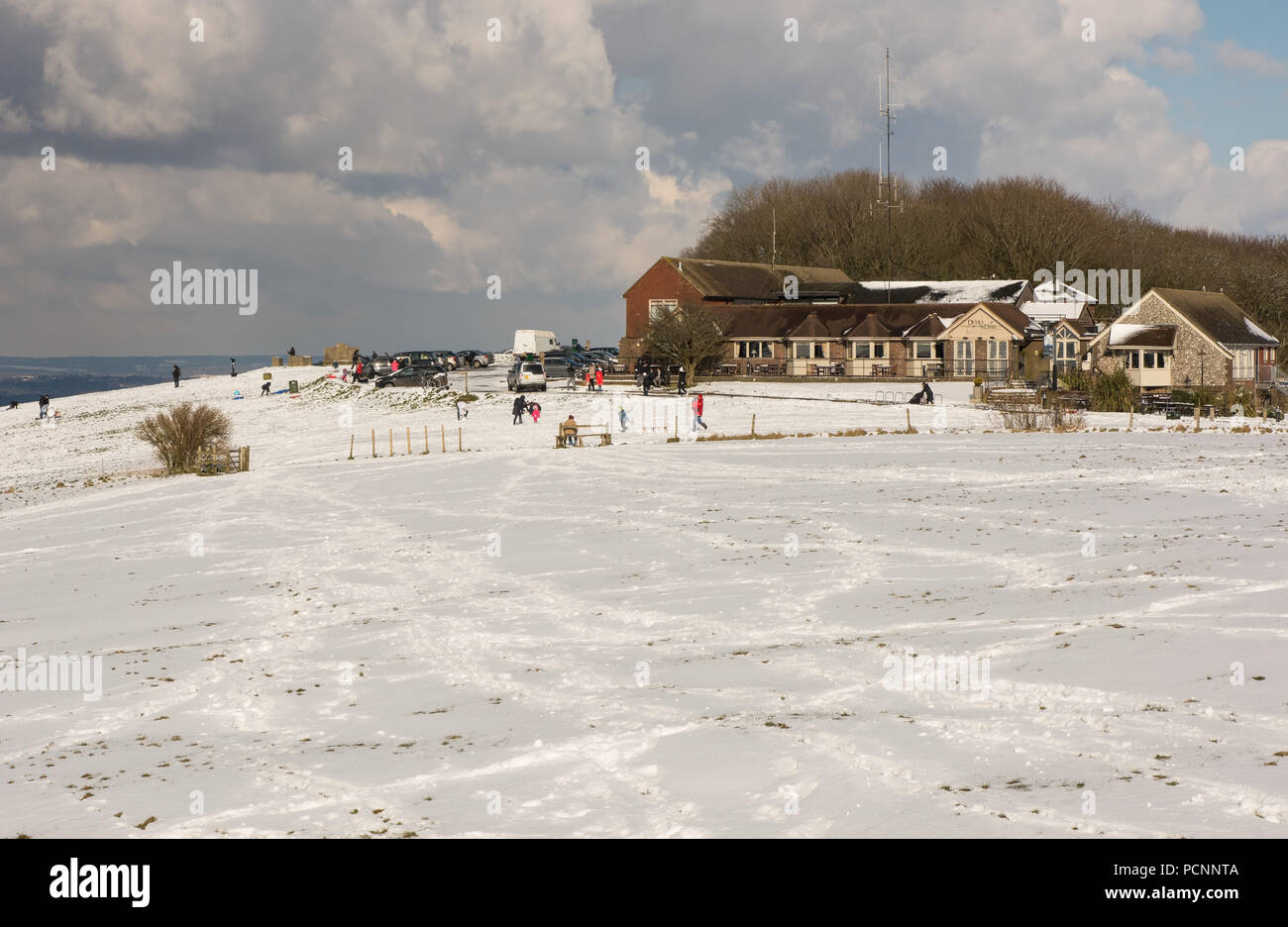 Die South Downs im Schnee. Menschen am Devils Dyke in der Nähe von Brighton, East Sussex, England Stockfoto