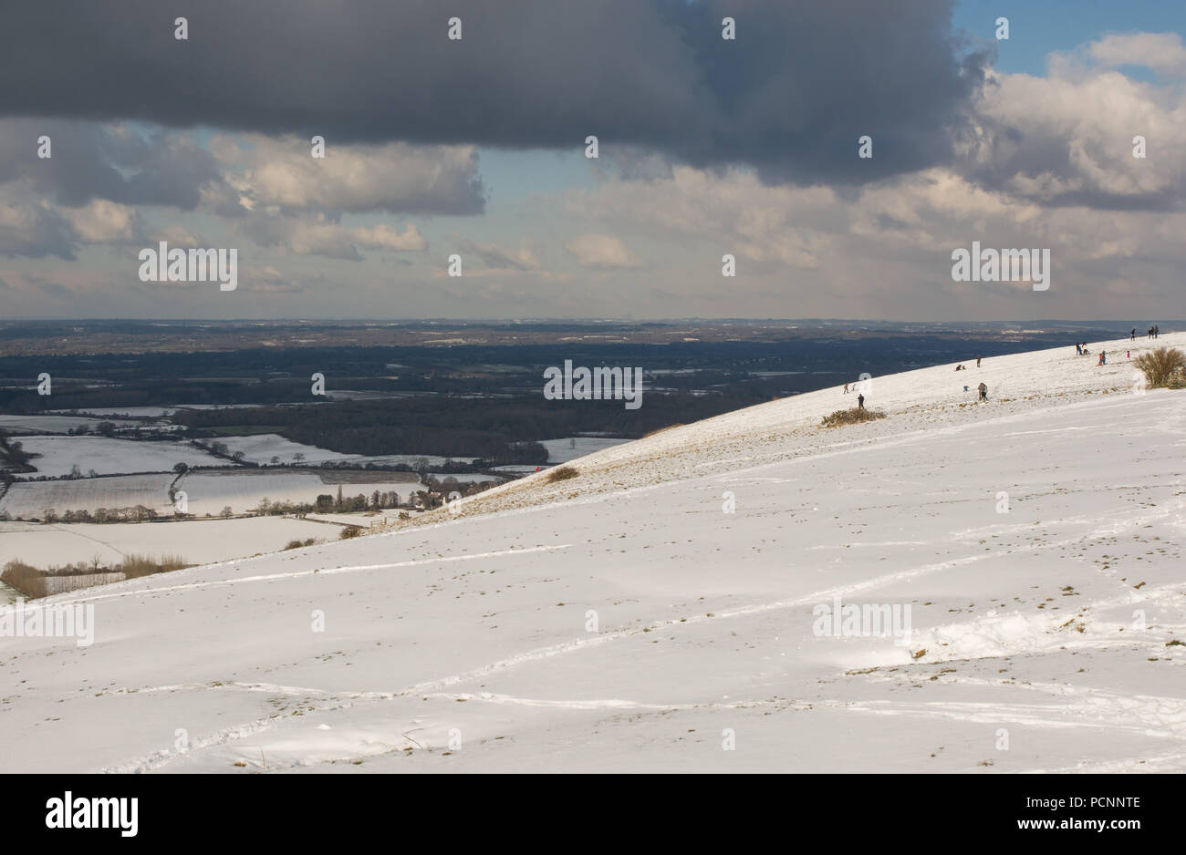 Die South Downs im Schnee. Blick nach Osten vom Teufel Deich in der Nähe von Brighton, East Sussex, England. Mit Menschen genießen Sie den Schnee Stockfoto