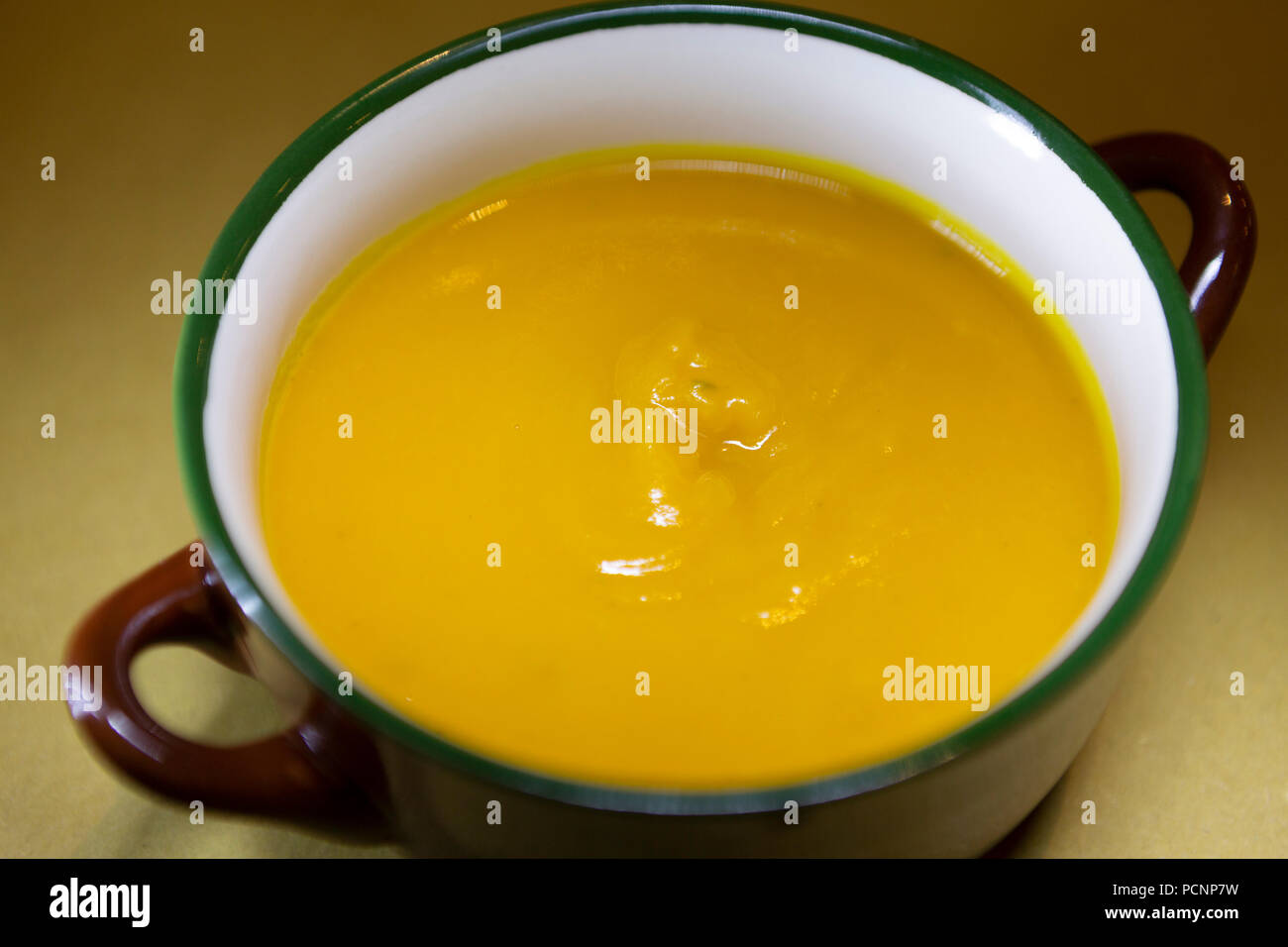 Eine Schüssel Kürbiscremesuppe in Mantua in Norditalien. Der Teller ist eine Saisonale Leckerbissen. Stockfoto