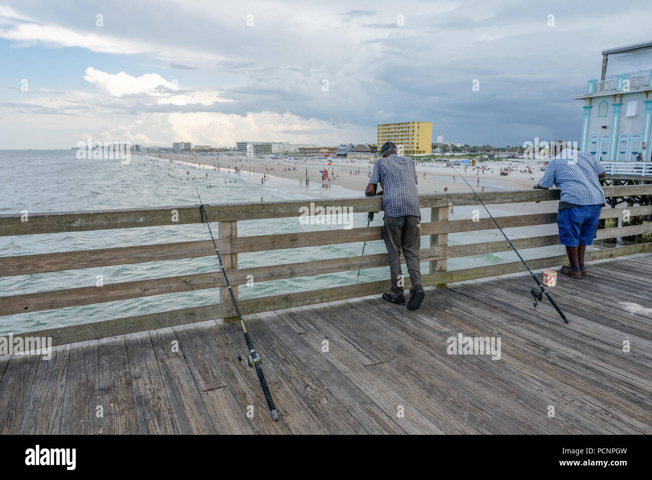 Daytona Beach, Florida - 16. Juni 2018: Angeln von der Seebrücke wie ein Sturm Ansätze Stockfoto