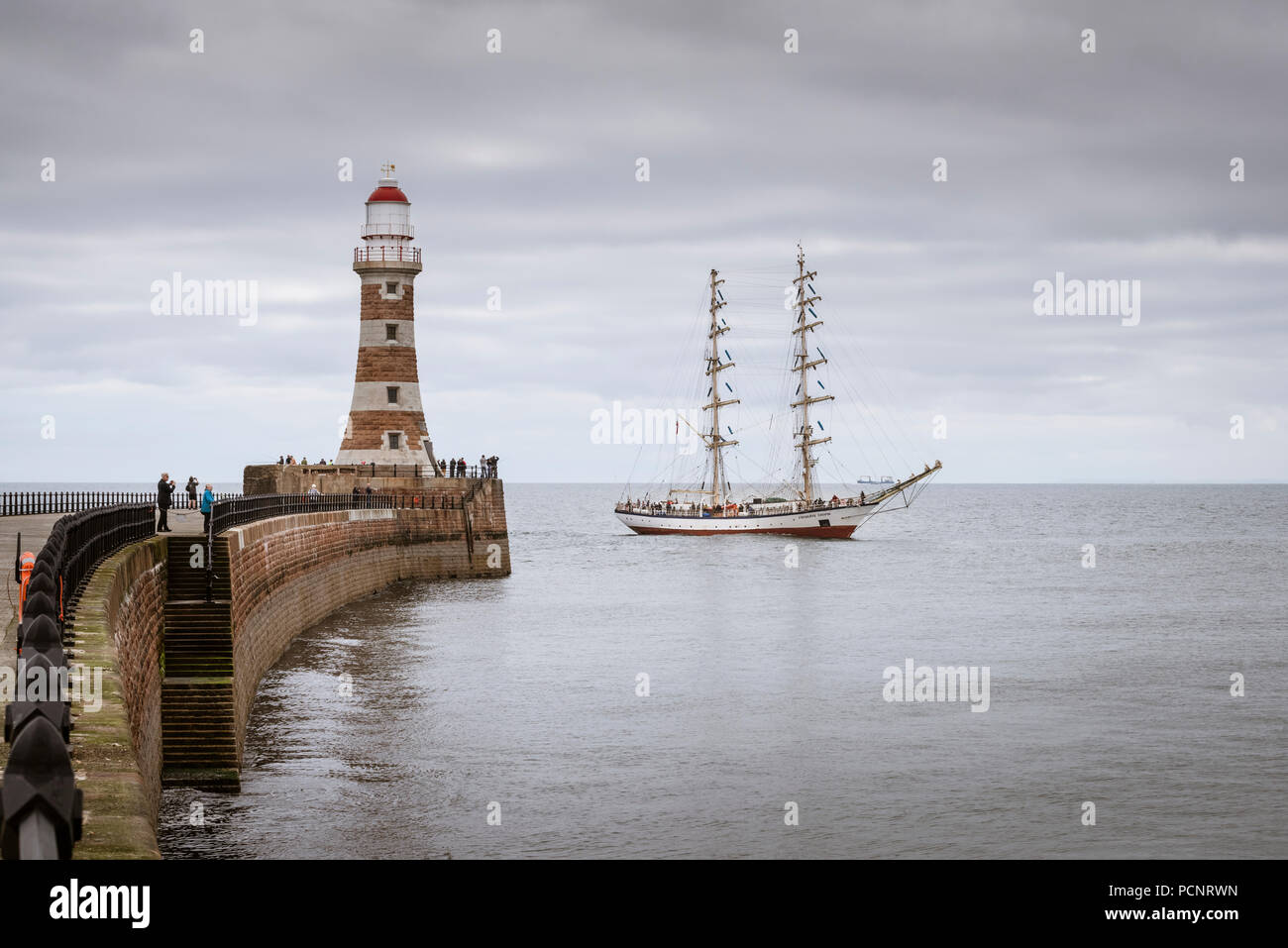 Segelschiff Frydryk Chopin nähert sich dem Roker Leuchtturm auf dem Sunderland Ausdehnung der 2018 Tall Ships Race Stockfoto