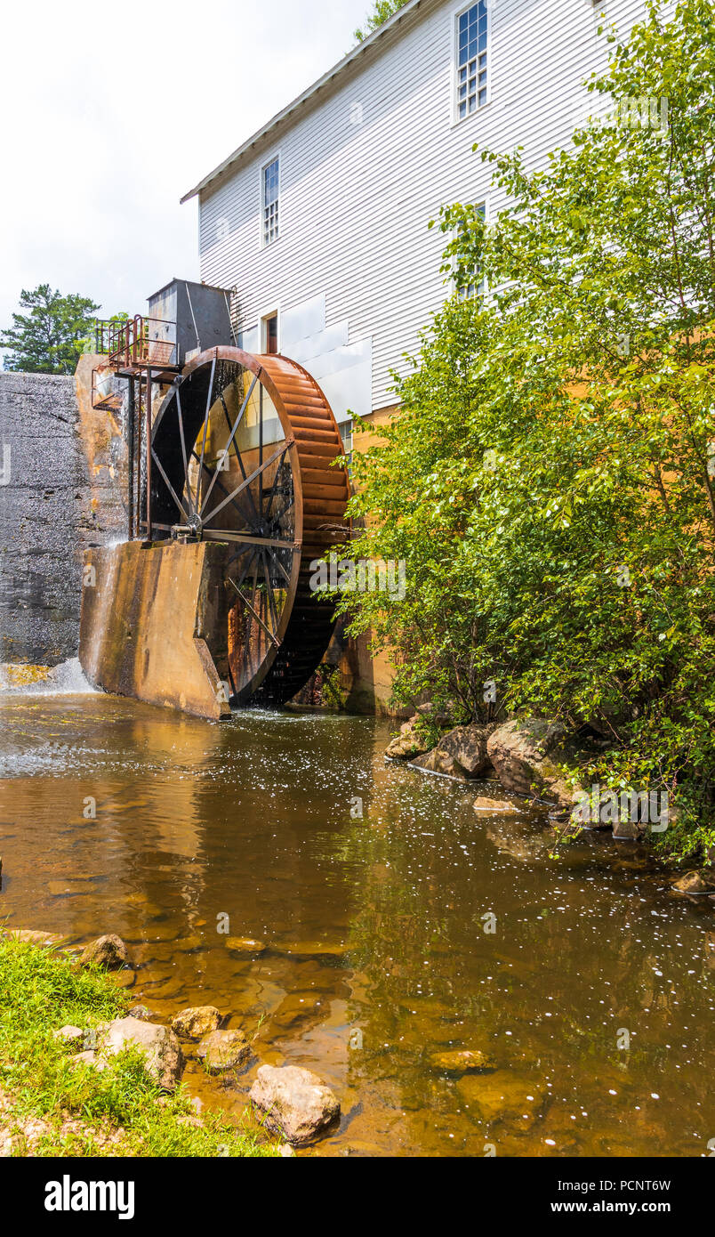 CATAWBA, NC, USA-22. Juni 18: Murray's Mühle ist innerhalb eines nationalen historischen Bezirk und verfügt über ein Wasserrad. Stockfoto