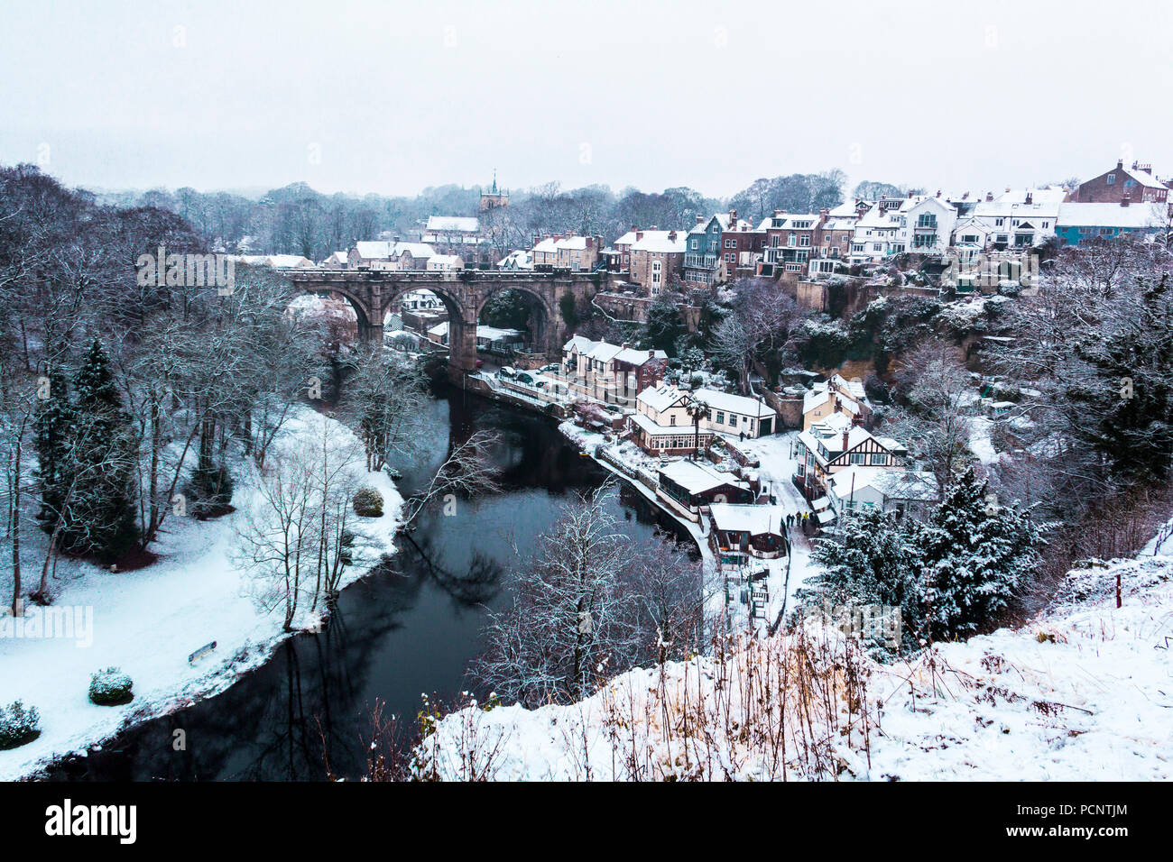 Eine Winterlandschaft mit Viadukt in Knaresborough in North Yorkshire während der Verschneiten Tag in England. Winter wonderland Foto in kühlen Farben. Flusses Nidd. Stockfoto
