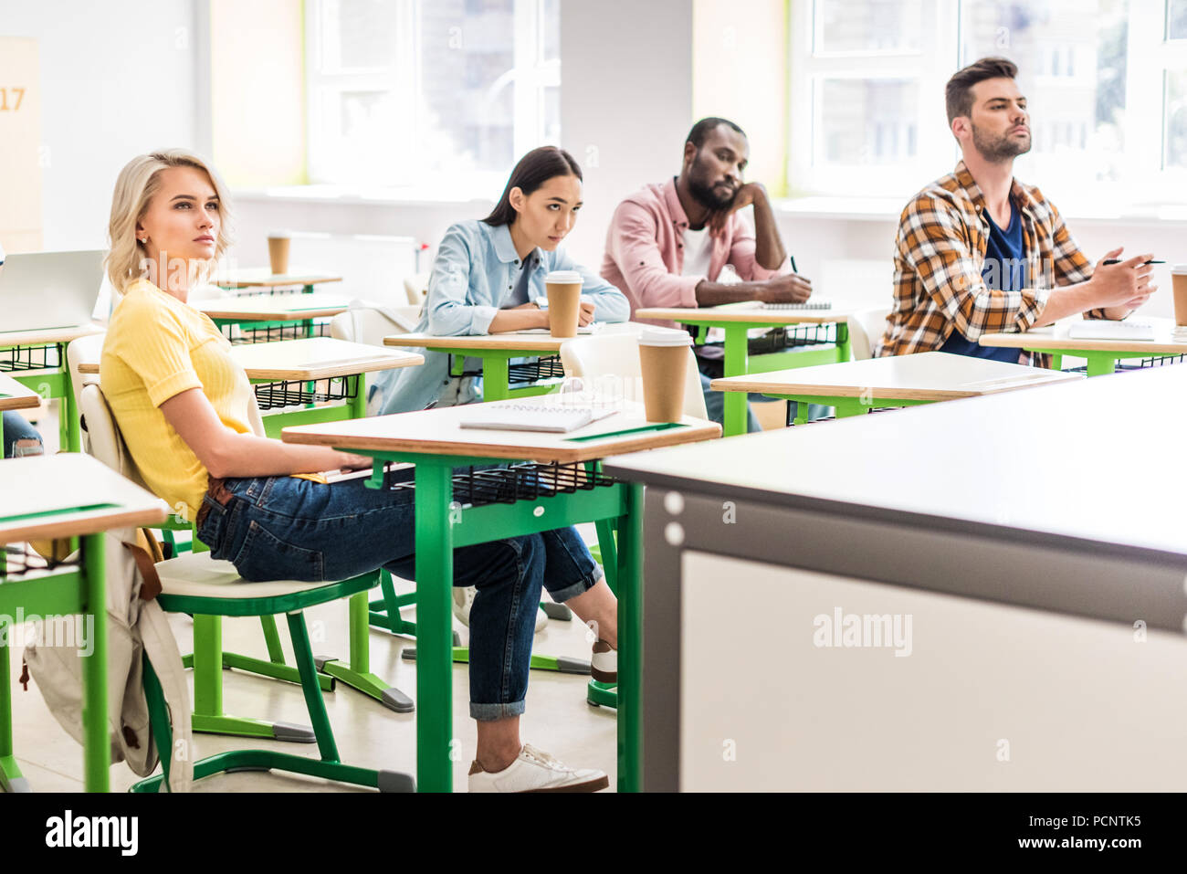 Junge Schüler im Klassenzimmer während der Lektion sitzen Stockfoto