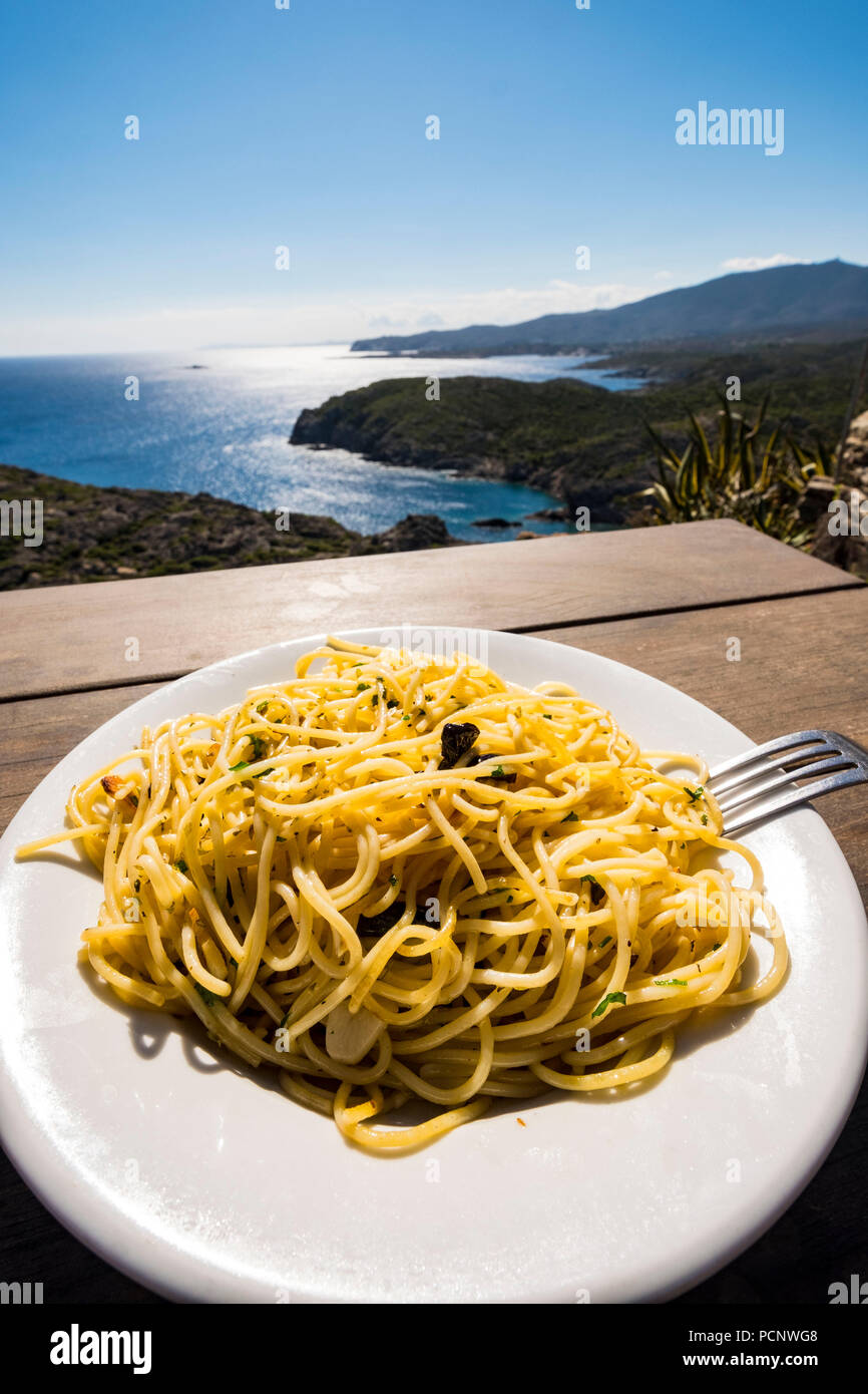 Mit Spaghetti mit der Costa Brava in den Hintergrund und die kleinen Buchten im Naturpark Cap de Creus in der Provinz Girona in Katalonien, Spanien Platte Stockfoto