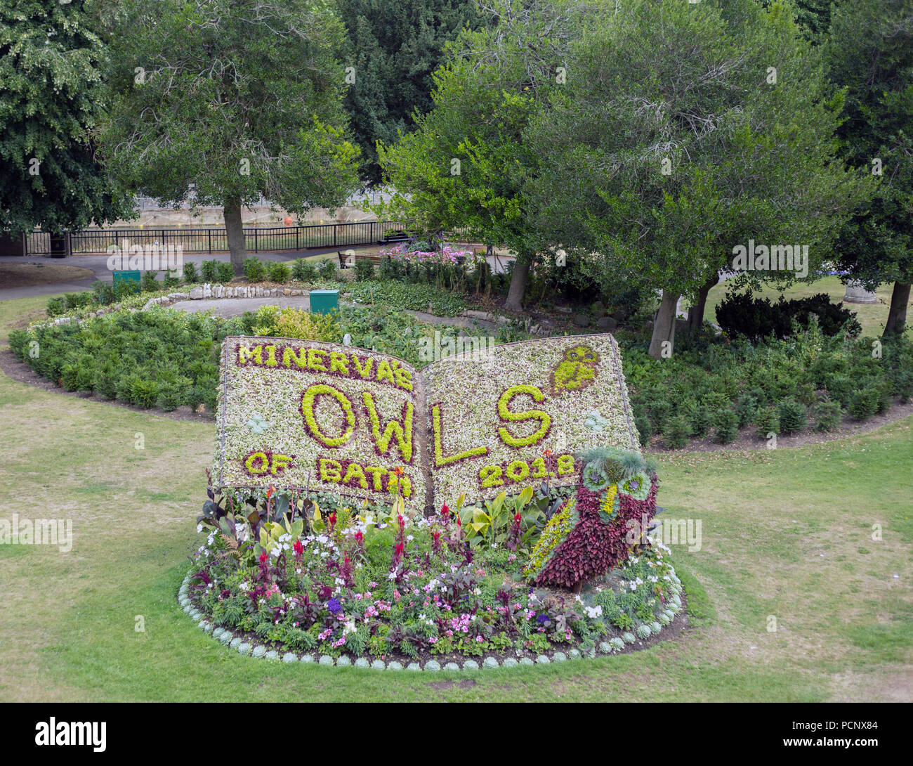 Ein Blumenarrangement in der Badewanne Parade Gardens, die Teil des Minerva Eulen von Badewanne Skulpturenweg 2018. Stockfoto