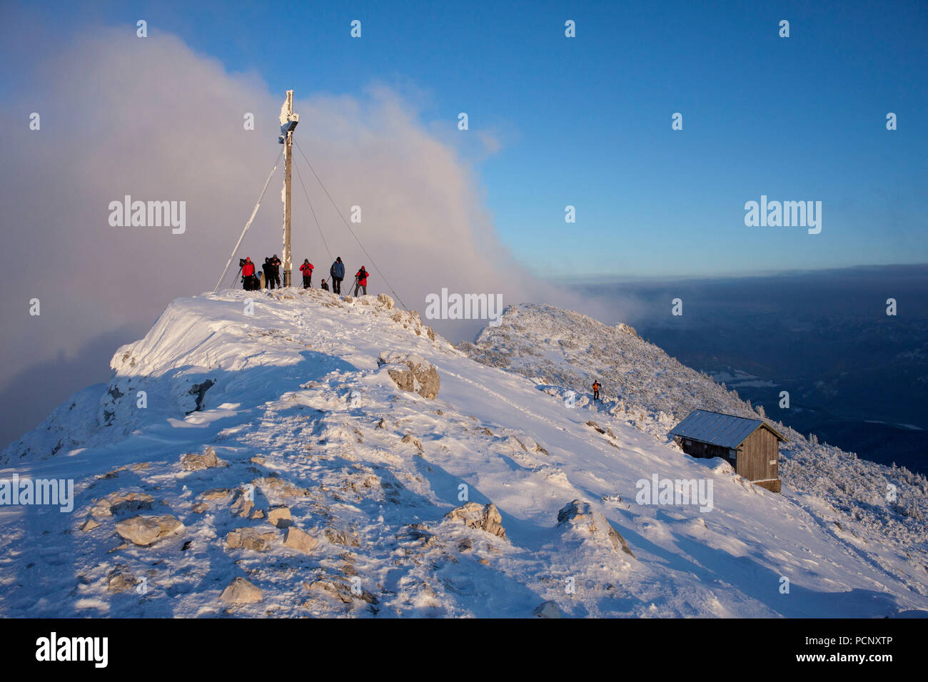 Wanderer auf der Benediktenwand im Winter, Bayerische Alpen, Oberbayern, Bayern, Deutschland Stockfoto