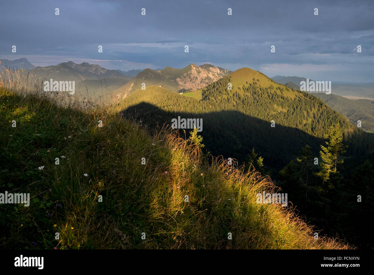 Blick von Hirschhörndl in Jochberg, Bayerische Alpen, Oberbayern, Bayern, Deutschland Stockfoto