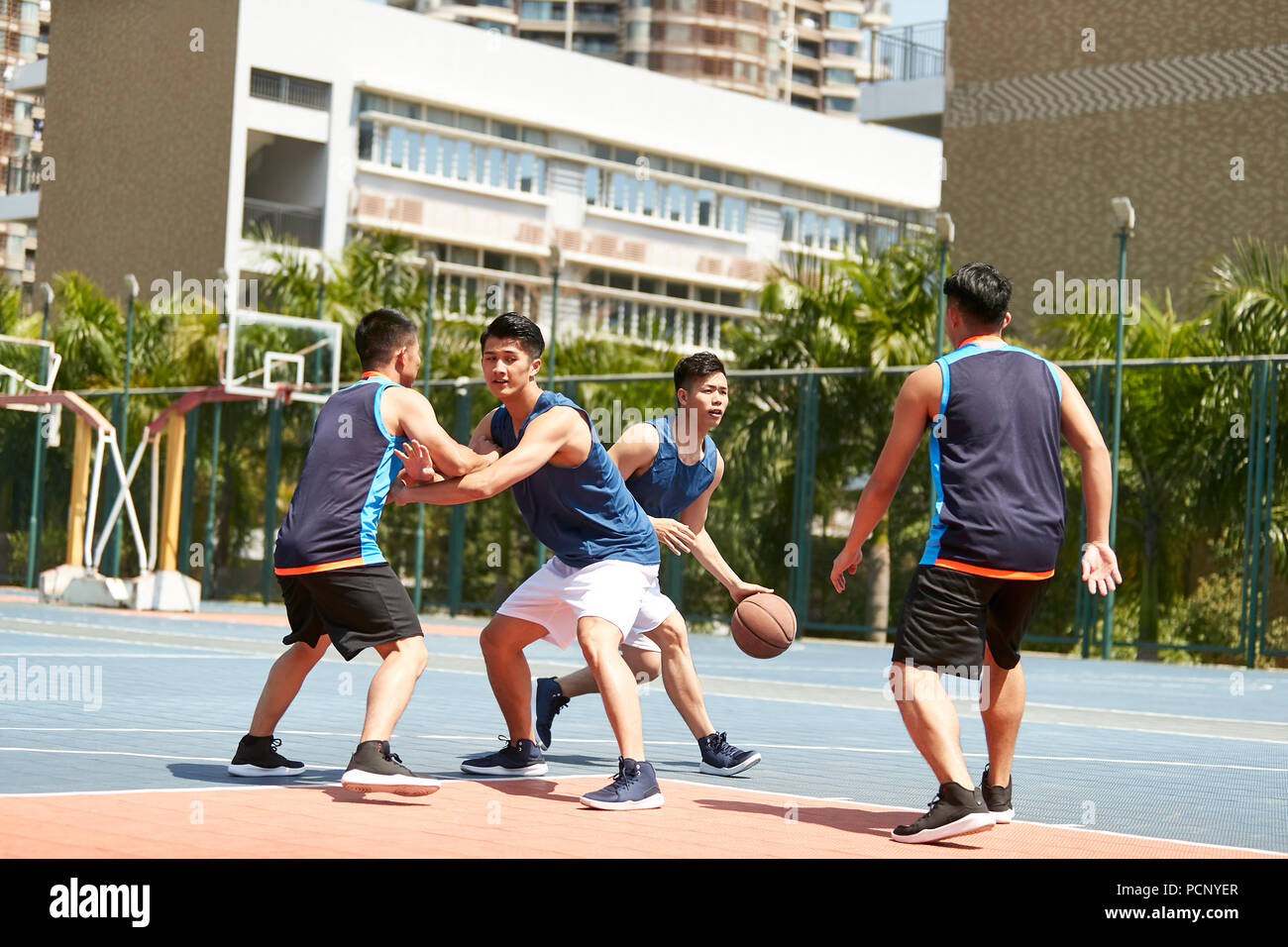 Jungen asiatischen Erwachsener Spieler Basketball spielen im Freien Gericht. Stockfoto