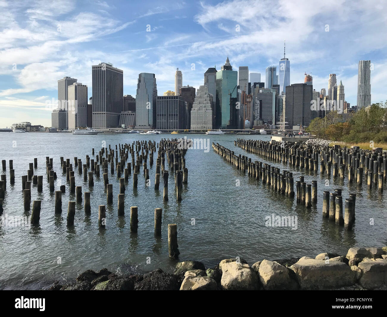 Blick auf Lower Manhattan von Brooklyn Park, New York City Stockfoto