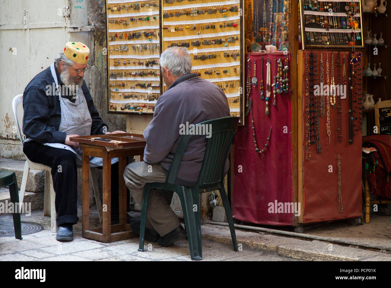 Israel, Jerusalem, Männer Backgammon spielen im Straße Stockfoto