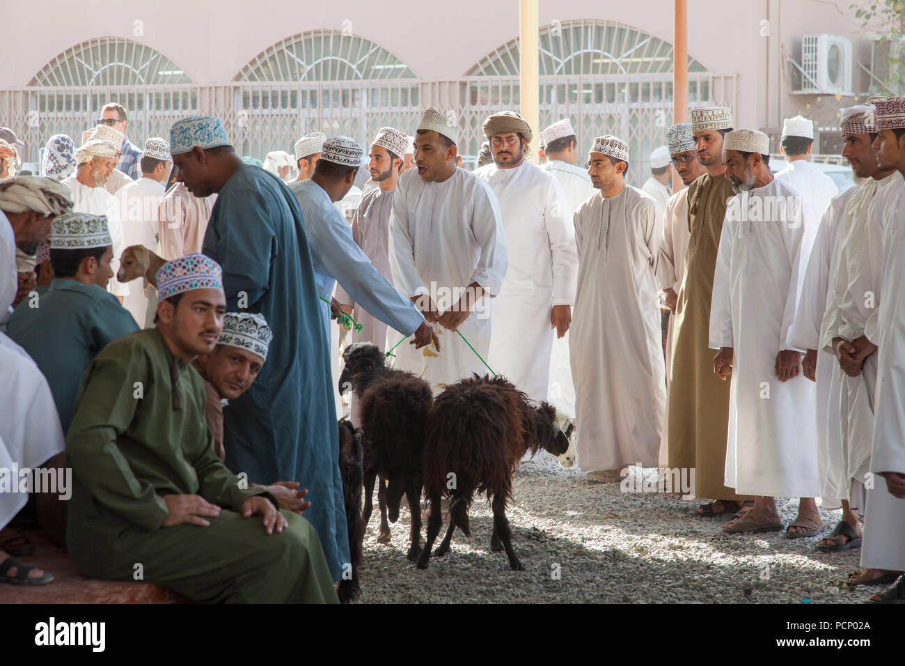 Oman, Nizwa, Souk, Viehmarkt, Einheimische auf dem Markt Stockfoto