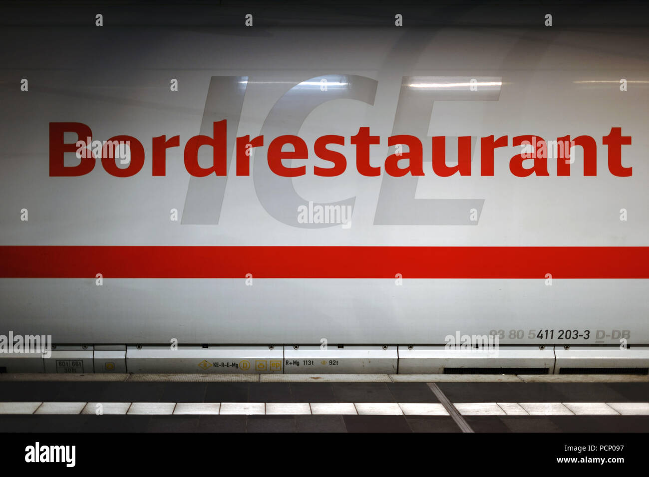 Der äußere Körper der On-board-Restaurant ein ICE der Deutschen Bahn in Frankfurt. Stockfoto