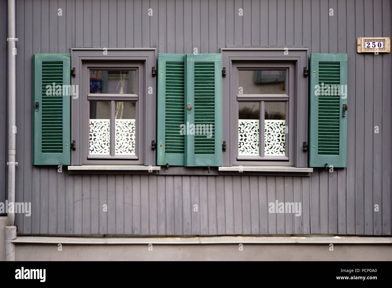 Ein Stadthaus mit nostalgischen Fensterläden aus Holz und Holzwände. Stockfoto