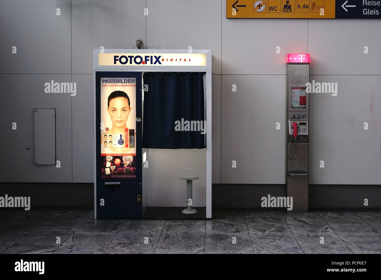 Ein Bahnsteig Photo Booth für Passfotos im Bahnhof von Darmstadt. Stockfoto