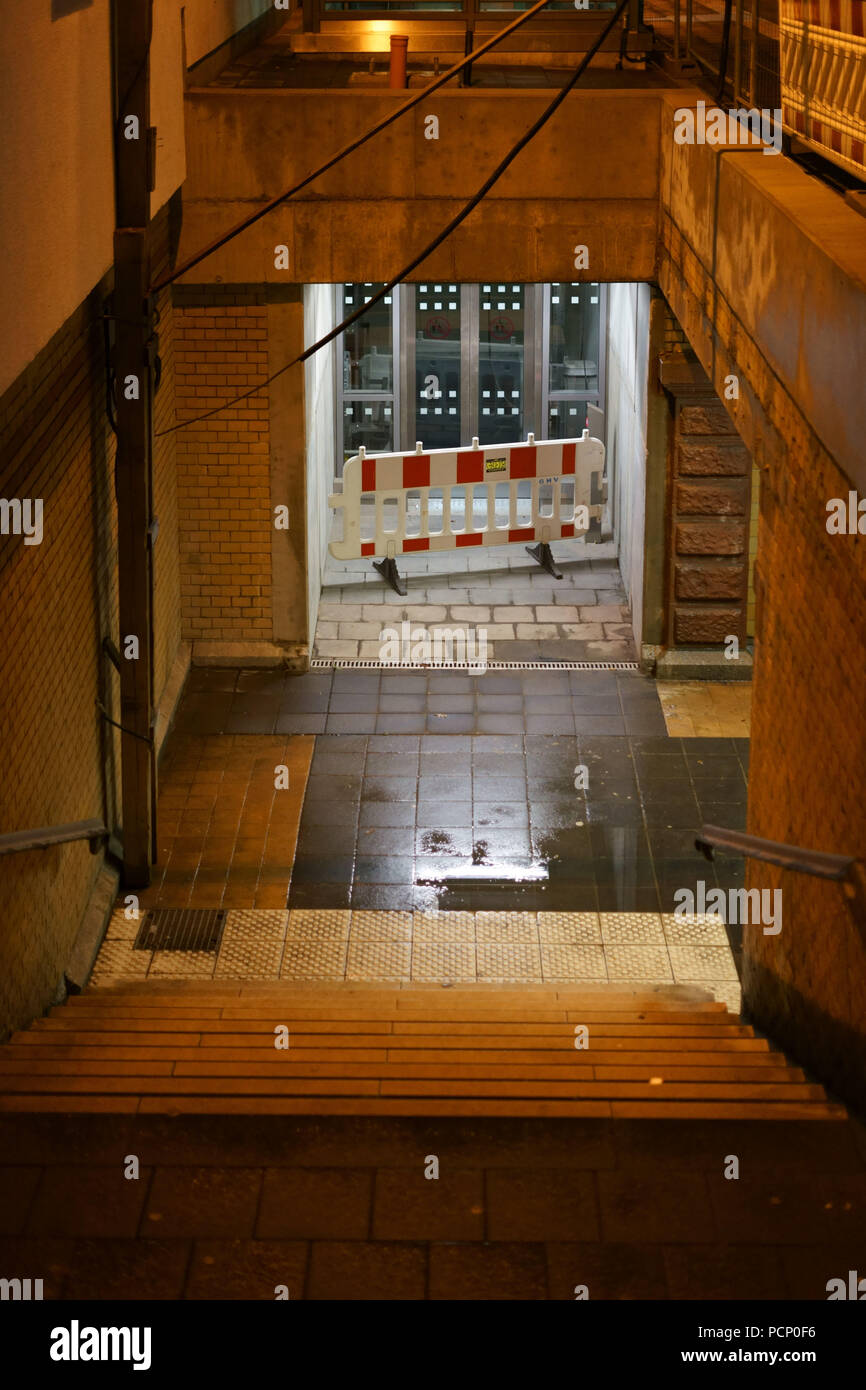 Die dunkle Schritte einer Station Tunnel mit Pfützen und feuchten Wänden. Stockfoto