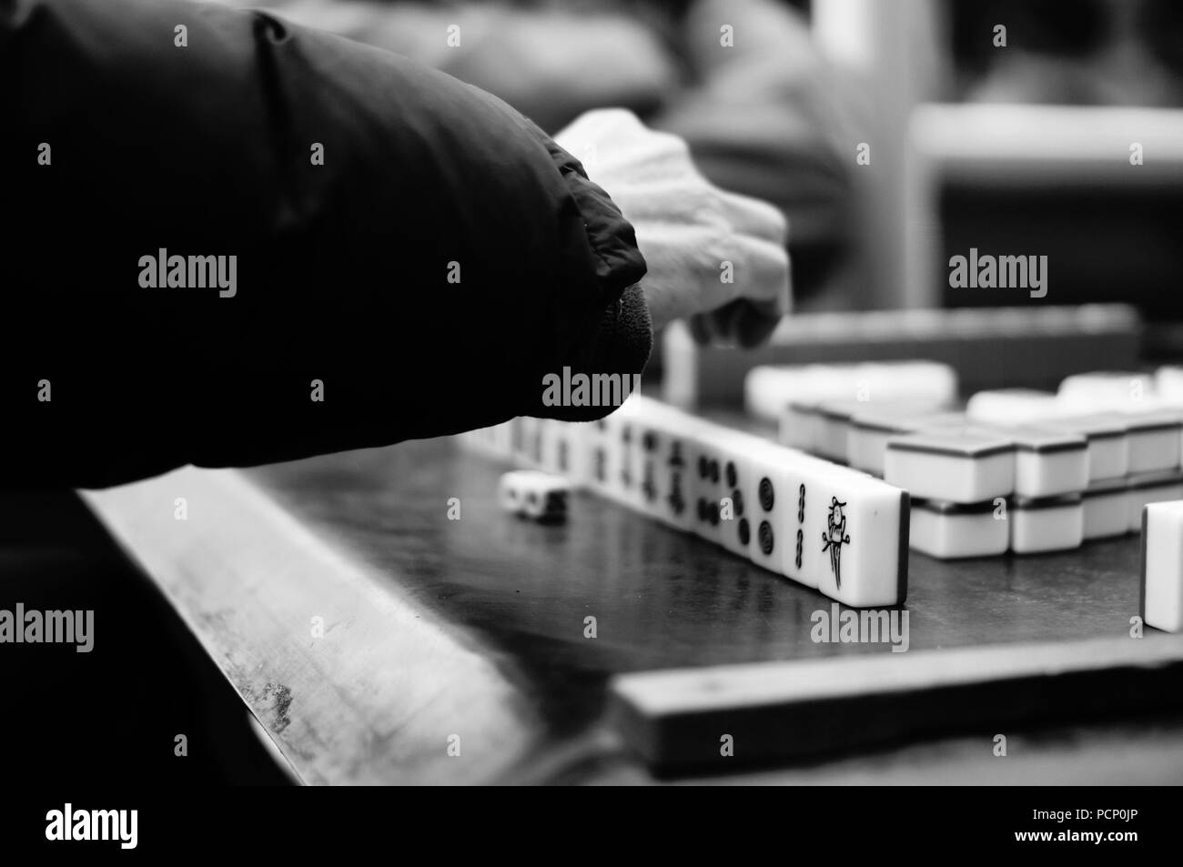 Mann spielt auf der Straße Nanjing Mahjong Stockfoto