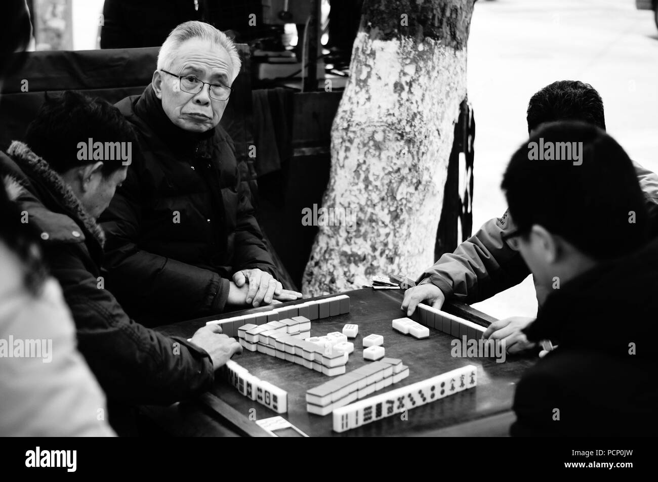 Männer spielen Mahjong am Straßenrand in Nanjing Stockfoto