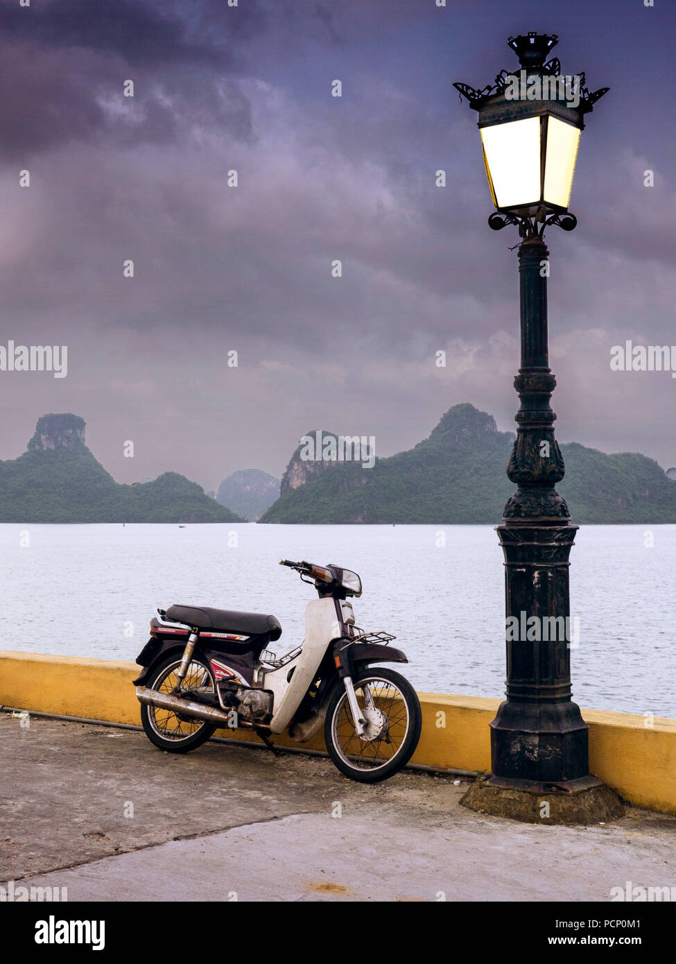 Blick auf die Halong Bay von der Insel Cat Ba Stockfoto