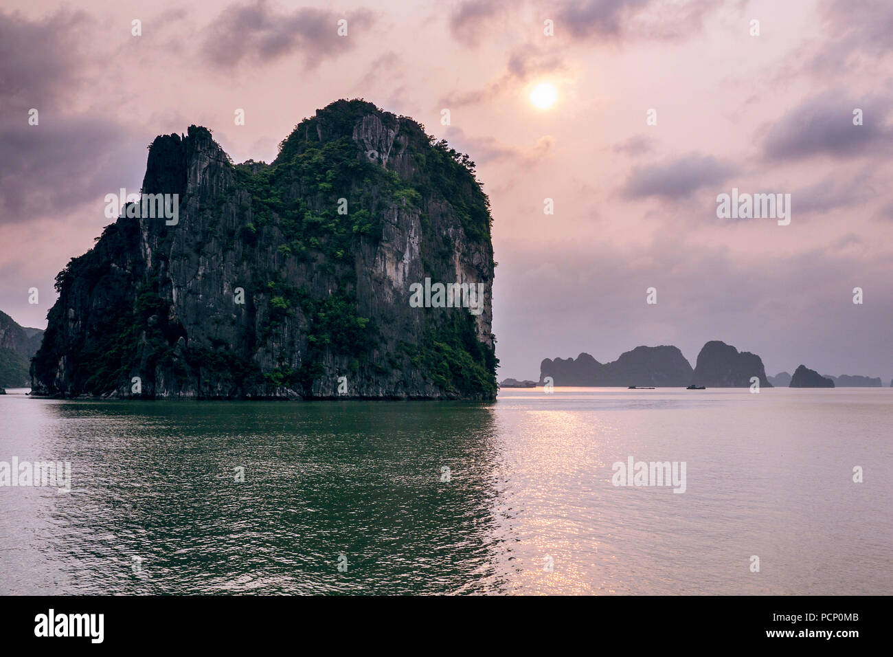 Felsige Inseln der Halong Bucht im Sommer abends Sonne Stockfoto