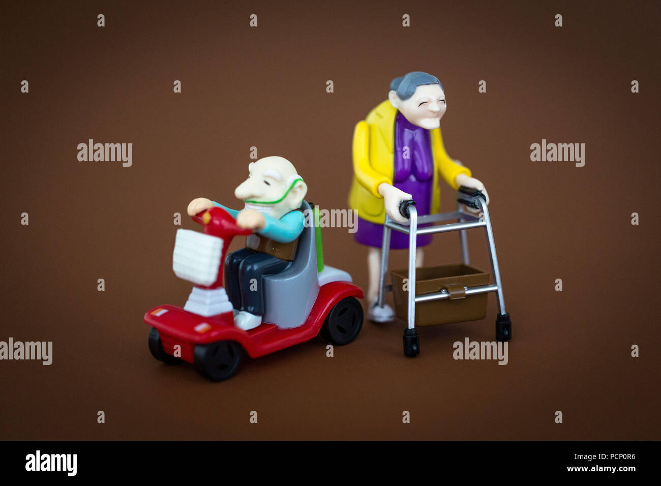 Kunststoff Spielzeugfiguren, Senioren mit Wanderern und electromobile Stockfoto
