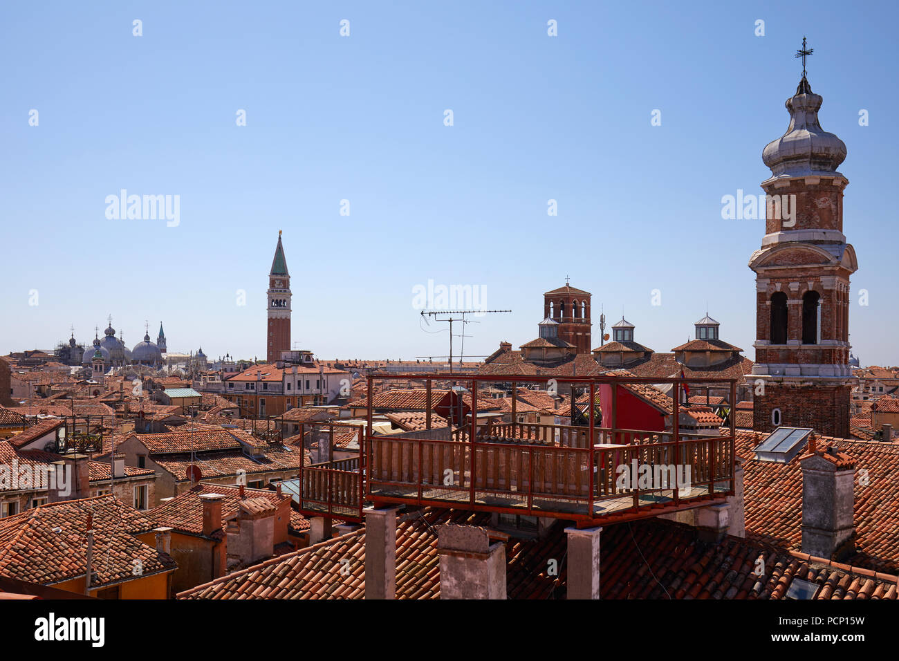 Venedig Dächer mit typischen Altana Balkon und San Marco Glockenturm im Sommer, Italien Stockfoto