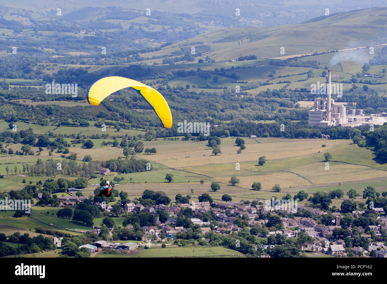 Gleitschirm- und Drachenflieger aus Mam Tor Stockfoto