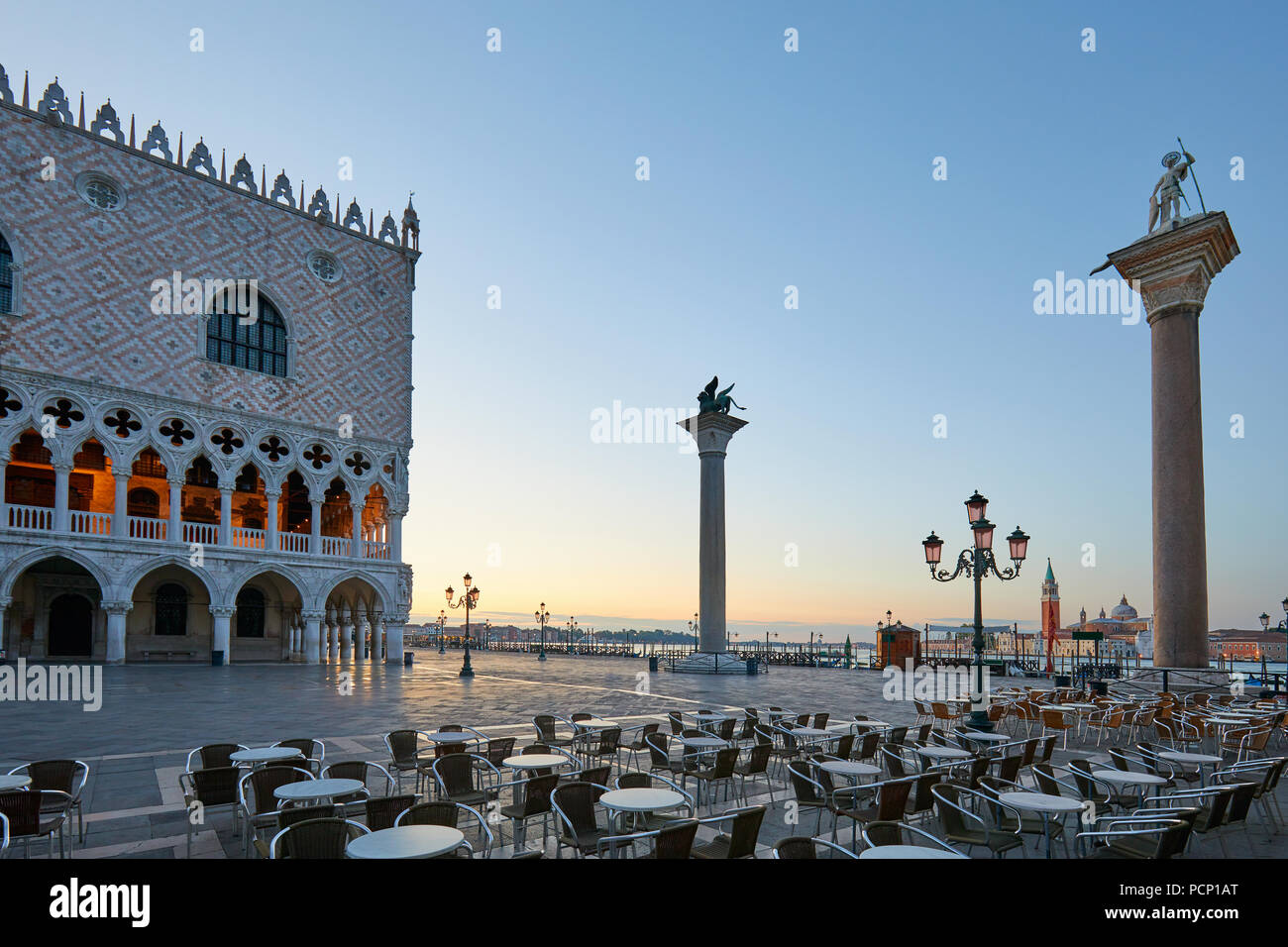 San Marco Platz mit leeren Bürgersteig Tische, niemand bei Sonnenaufgang in Venedig, Italien Stockfoto