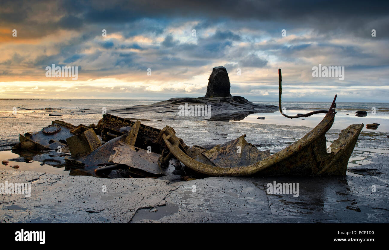 Schwarz Nab und das Wrack der Admiral von Tromp bei Sonnenuntergang. Saltwick Bay, England (3) Stockfoto