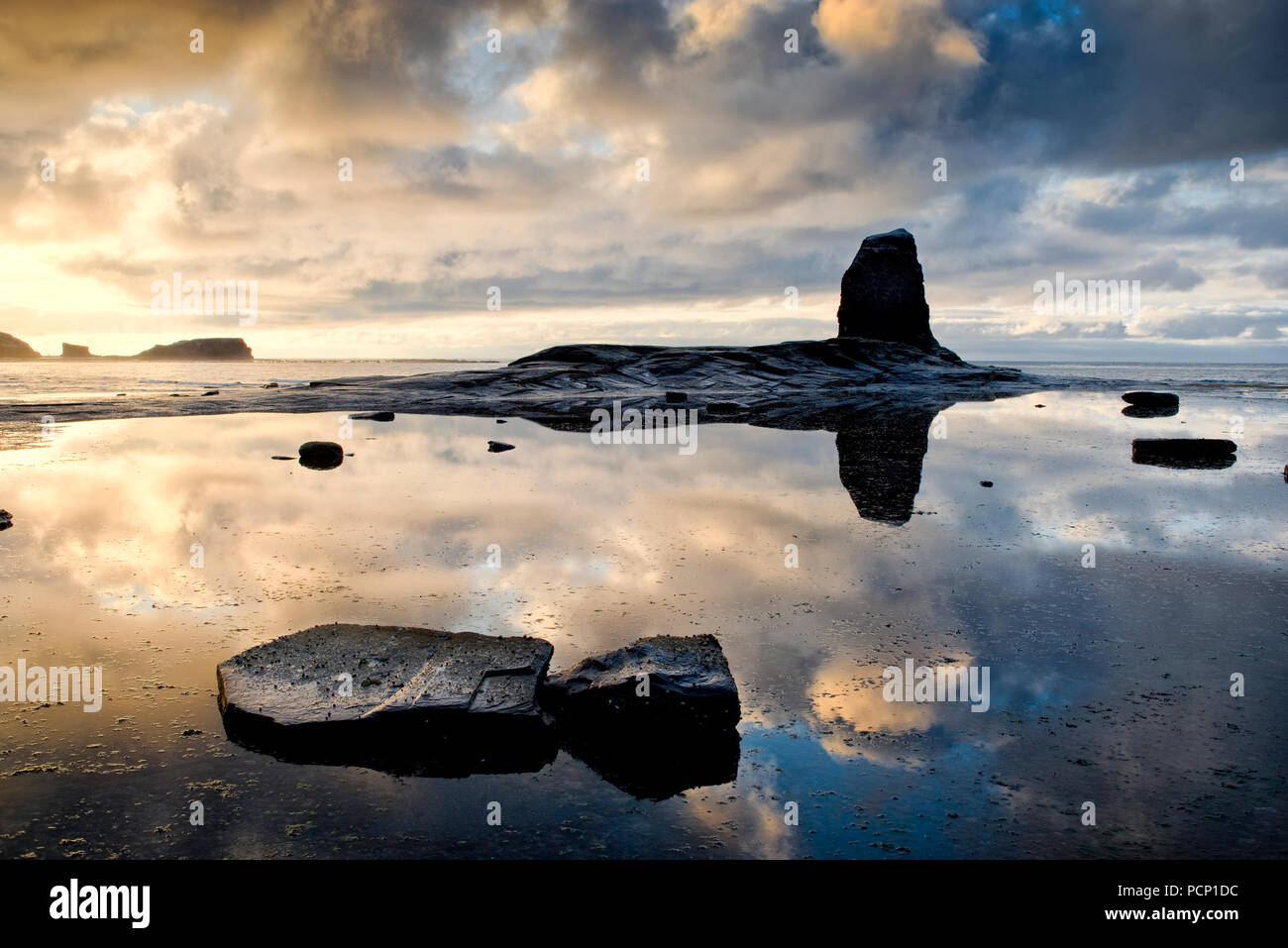 Schwarz Nab bei Sonnenuntergang. Saltwick Bay, England (8) Stockfoto