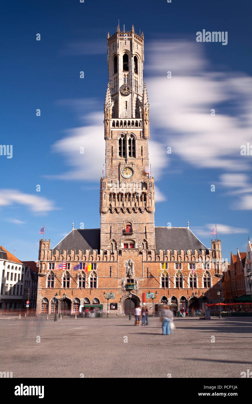 Der Glockenturm (Belfried) Turm auf dem Marktplatz in Brügge, Belgien mit blauem Himmel. Lange Belichtung geschossen. Stockfoto