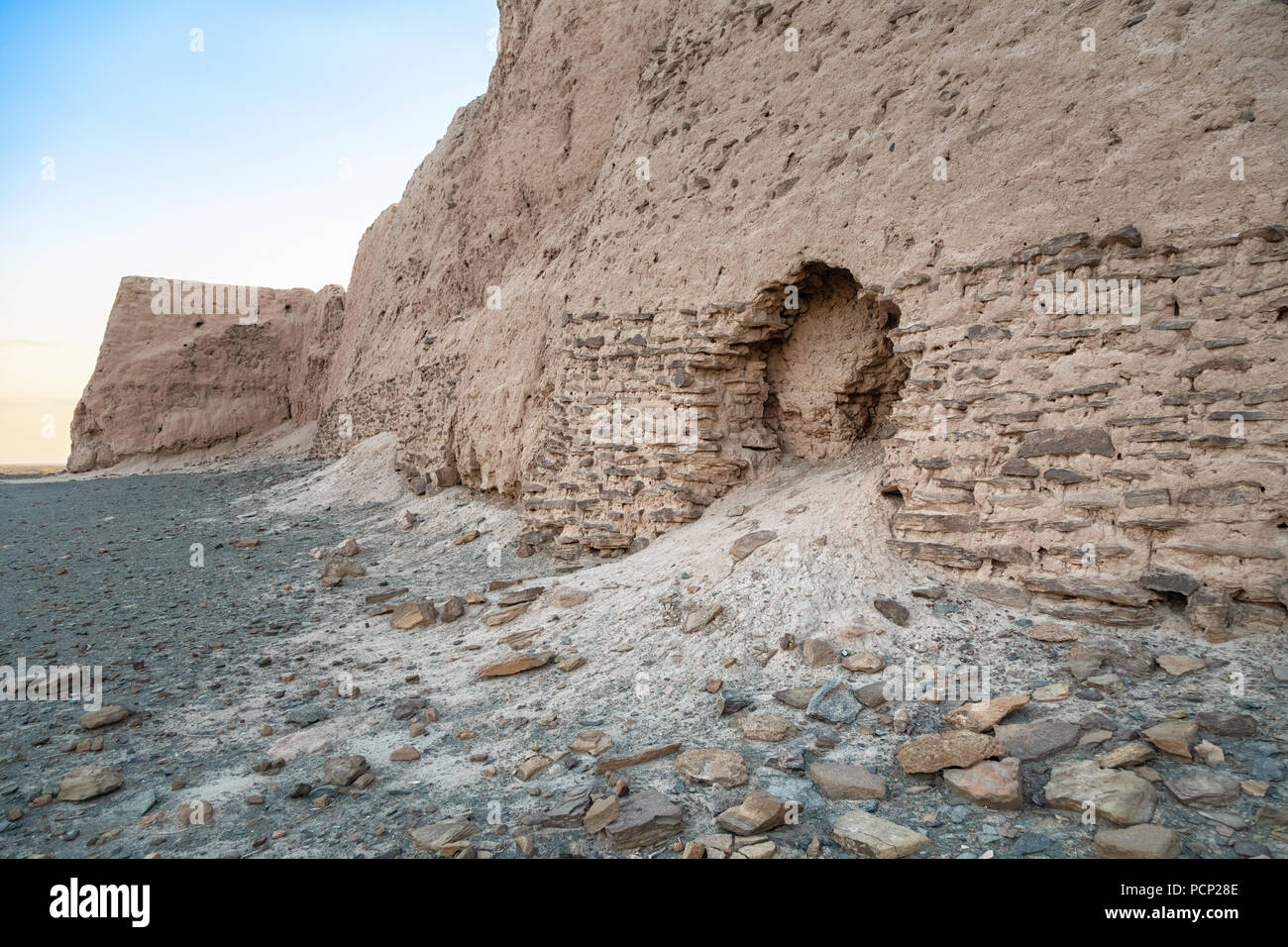 Beschädigte Wand von Djanpik Qala: 9. und 10. Jahrhunderts Khorezm fotress, Region Karakalpakstan, Usbekistan Stockfoto