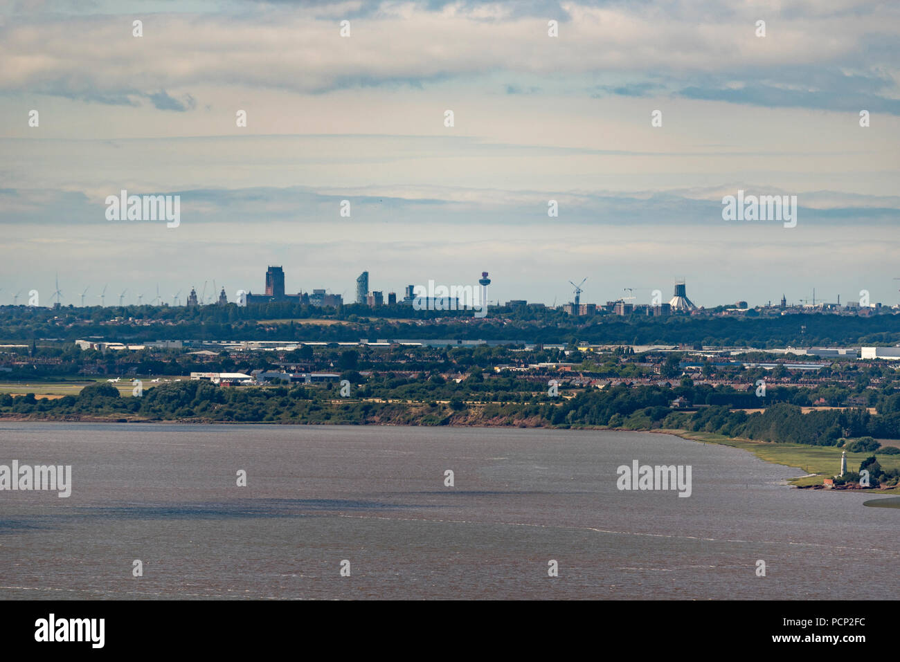 Liverpool City Skyline sen durch die Hitze Dunst 15 Meilen von Overton Hill Frodsham. North West England. Stockfoto