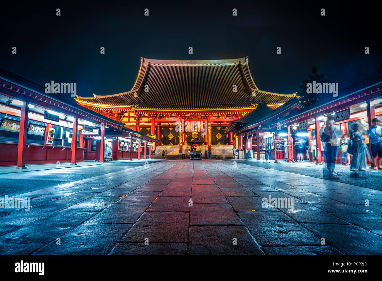 Senso-ji Tempel bei Nacht nach einem Regenschauer. Ein berühmter Tempel in Tokio Stockfoto