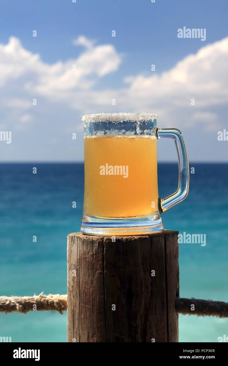 Eine mexikanische Bierkrug gegen das blaue Mittelmeer in Batroun, Libanon. Stockfoto