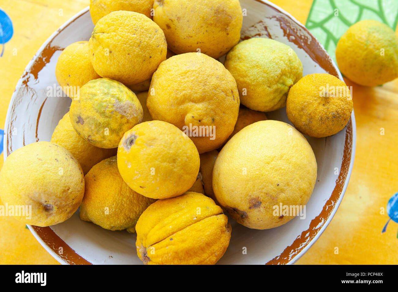 Frische Zitronen in einem rustikalen Schüssel Stockfoto