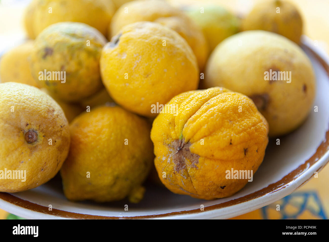 Frische Zitronen in einem rustikalen Schüssel Stockfoto