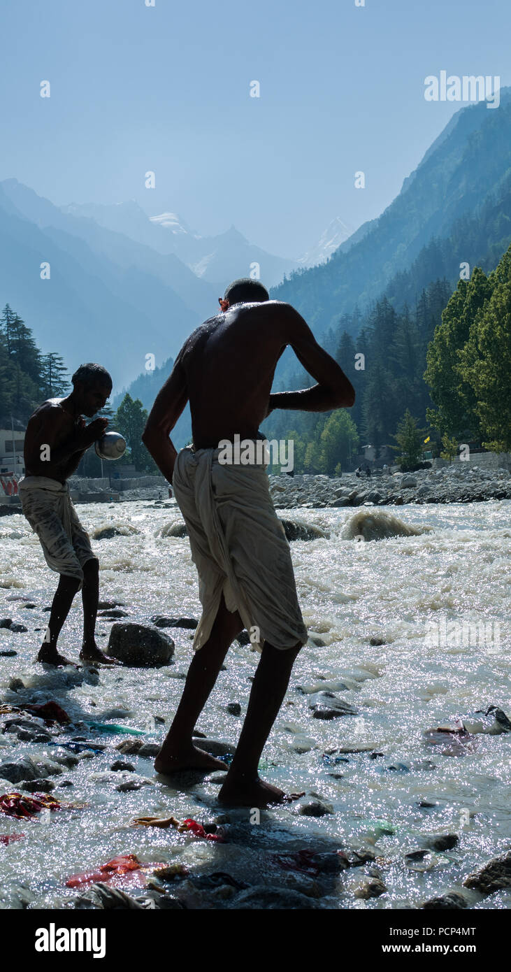 Waschen in der bhagirathi Fluss, die spirituelle Quelle des Ganges, hoch in den Bergen des Himalaya Stockfoto